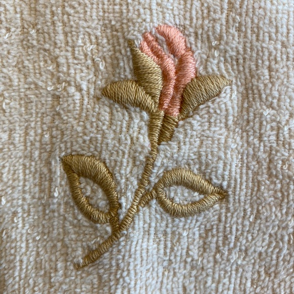 Cream and Coral Decorative Guest Towel Set - Picture 4 of 4